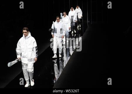 Modèles affichent de nouvelles créations au défilé Emporio Armani Milan pendant la Semaine de la mode pour hommes automne/hiver 2019 à Milan, Italie, 14 janvier 2019. Banque D'Images