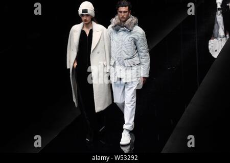 Modèles affichent de nouvelles créations au défilé Emporio Armani Milan pendant la Semaine de la mode pour hommes automne/hiver 2019 à Milan, Italie, 14 janvier 2019. Banque D'Images