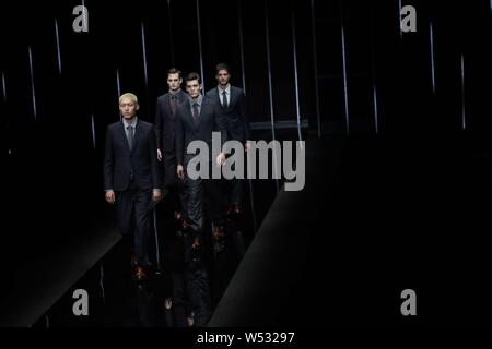 Modèles affichent de nouvelles créations au défilé Emporio Armani Milan pendant la Semaine de la mode pour hommes automne/hiver 2019 à Milan, Italie, 14 janvier 2019. Banque D'Images