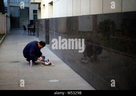 Le père de Peppa Pig Chinois Han Fan Bing donne un fini-partiellement 'fer à repasser' Peppa en rose modèle extérieur à Beijing, Chine, 22 janvier 2019. Un C Banque D'Images