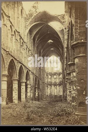 Ruines de l'abbaye, Villers La Ville, Cundall & Fleming, Villers-la-Ville, en Belgique, en 1866, à l'albumine argentique, 16,4 × 11,4 cm (6 7/16 x 4 1/2 in Banque D'Images