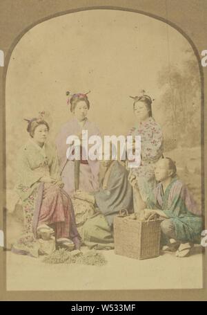 Portrait de groupe de trois Japonais Permanent Femme et deux hommes japonais assis, Felice Beato (anglais, né en Italie, 1832 - 1909), ou le baron Raimund von Stillfried (autrichien, 1839 - 1911), Japon, 1868-1880, à la main, à l'albumine argentique, 12,7 × 8,9 cm (5 × 3 1/2 po Banque D'Images