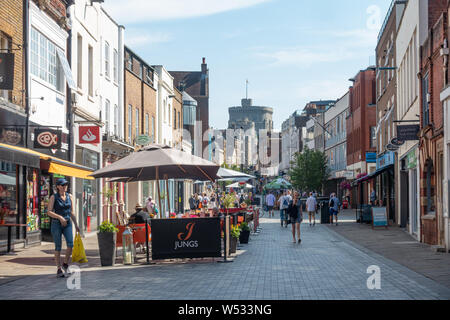 Une vue le long de la rue Peascod à Windsor, Royaume-uni en regardant vers le château de Windsor sur un matin d'été. Banque D'Images