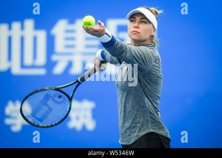 Sert la Russe Vera Zvonareva contre Veronika Kudermetova de la Russie dans leur quart de finale du simple dames au cours de la WTA 2019 Shenzhe Banque D'Images