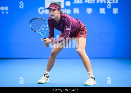 Xinyu Wang de Chine réagit comme elle est en concurrence contre Maria Sharapova, de la Russie à leur deuxième tour du simple dames en 2019 au cours de la WTA Sh Banque D'Images