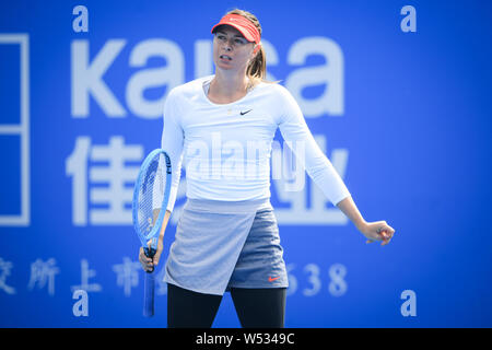 Maria Sharapova de la Russie réagit comme elle est en concurrence contre Wang Jin de Chine dans leur deuxième match du féminin au cours de la WTA 2019 SH Banque D'Images