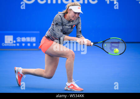 Ekaterina Alexandrova de Russie renvoie un shot à Sabalenka Aryna du Bélarus dans leur deuxième match du féminin au cours de la WTA 2019 SH Banque D'Images