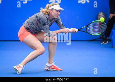 Ekaterina Alexandrova de Russie renvoie un shot à Sabalenka Aryna du Bélarus dans leur deuxième match du féminin au cours de la WTA 2019 SH Banque D'Images
