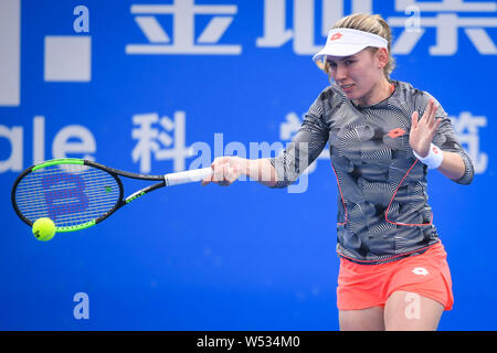 Ekaterina Alexandrova de Russie renvoie un shot à Sabalenka Aryna du Bélarus dans leur deuxième match du féminin au cours de la WTA 2019 SH Banque D'Images