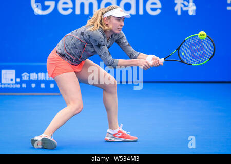 Ekaterina Alexandrova de Russie renvoie un shot à Sabalenka Aryna du Bélarus dans leur deuxième match du féminin au cours de la WTA 2019 SH Banque D'Images