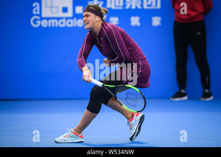 Sabalenka Aryna du Bélarus renvoie un shot de Ekaterina Alexandrova de la Russie dans leur deuxième match du féminin au cours de la WTA 2019 SH Banque D'Images