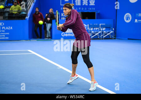 Sabalenka Aryna du Bélarus renvoie un shot de Ekaterina Alexandrova de la Russie dans leur deuxième match du féminin au cours de la WTA 2019 SH Banque D'Images