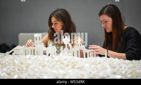 Londres, Royaume-Uni. 26 juillet 2019. Travailler avec les visiteurs au Lego aperçu de "l'évolution structurelle des cubes projet', 2004, par Olafur Eliasson à la Tate Modern. Expose pour la première fois au Royaume-Uni, l'œuvre se compose de 1 tonne de briques Lego blanc inspirant les visiteurs à créer leur propre vision de l'architecture d'une future ville et est à l'affiche jusqu'au 18 août 2019. Le travail de l'artiste coïncide avec la nouvelle exposition rétrospective "dans la vraie vie" à la Tate Modern en exposition au 5 janvier 2020. Crédit : Stephen Chung / Alamy Live News Banque D'Images