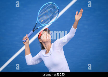 Maria Sharapova de Russie sert contre Timea Bacsinszky de Suisse dans leur premier match du féminin au cours de la WTA 2019 Shenzhe Banque D'Images