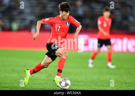 Lee Chung-yong de Corée du Sud l'équipe nationale de football dribble contre l'équipe nationale de football du Qatar dans leur quart de finale au cours de l'AFC 2019 Banque D'Images