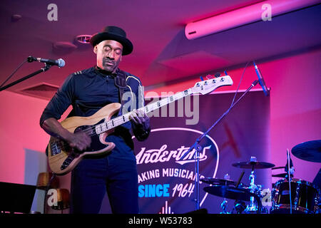 Marcus Miller semble promouvoir sa propre gamme de Sire basses à l'Harbour Hotel Guildford en partenariat avec musique Andertons. Connu sous le nom de la chèvre (plus grand de tous les temps), Marcus a joué de la basse électrique d'abord en tant que musicien de studio dans un style jazz-funk puis avec Miles Davis à partir de 2002 et a collaboré sur des albums 'Tutu', 'Amandla' et 'Siesta'. Il a aussi écrit pour Luther Vandross, Dave Sanborn, Donald Fagen. Deux fois lauréat du prix Grammy, en 2013 il a été nommé Artiste de l'UNESCO pour la paix. Il est aussi un producteur, arrangeur et compositeur. Le plus notable de ses propres albums sont 'The Sun Don't Lie' et 'Tales'. Banque D'Images