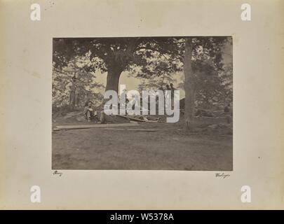 Soldats blessés sous les arbres, Marye's Heights, Fredericksburg. Après la bataille de Spotsylvania, Mathew B. Brady (américain, environ 1823 - 1896), Washington, District of Columbia, United States, 1864, à l'albumine argentique, 15,3 × 20,5 cm (6 × 8 1/16 in Banque D'Images