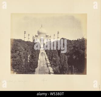 Agra, le Taj et le jardin, à partir de la porte d'entrée, Samuel Bourne (anglais, 1834 - 1912), Agra, Inde, vers 1865, à l'albumine argentique, 22,8 × 28,5 cm (9 x 11 1/4 in Banque D'Images