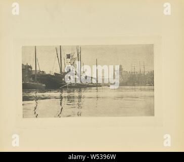 Dans le port, Peter Henry Emerson (britannique, né à Cuba, 1856 - 1936), Londres, Angleterre, 1890, photogravure, 11,1 × 20,2 cm (4 3/8 po × 7 15/16 in Banque D'Images
