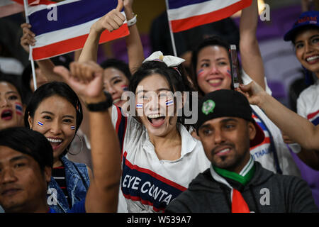 Les fans de football thaïlandais agitent leurs drapeaux nationaux à soutenir l'équipe nationale de football pour la Thaïlande dans l'AFC Asian Cup Groupe F match contre United Ara Banque D'Images