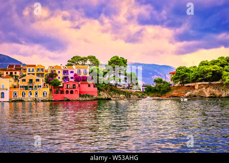 Soirée colorée dans le pittoresque village d'Assos sur l'île de Céphalonie en Grèce. Beauté de la nature concept. Banque D'Images