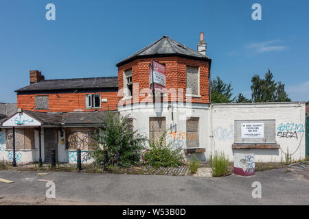 Une vieille ferme pub sur Bath Road à Reading, au Royaume-Uni. Il est vacant et abandonné et est une cible pour le vandalisme et les graffitis. Banque D'Images