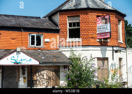 Une vieille ferme pub sur Bath Road à Reading, au Royaume-Uni. Il est vacant et abandonné et est une cible pour le vandalisme et les graffitis. Banque D'Images