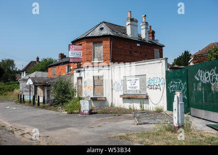 Une vieille ferme pub sur Bath Road à Reading, au Royaume-Uni. Il est vacant et abandonné et est une cible pour le vandalisme et les graffitis. Banque D'Images