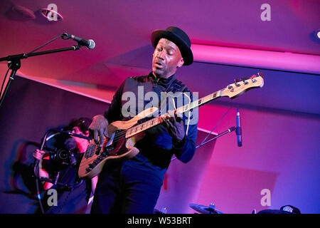 Marcus Miller semble promouvoir sa propre gamme de Sire basses à l'Harbour Hotel Guildford en partenariat avec musique Andertons. Connu sous le nom de la chèvre (plus grand de tous les temps), Marcus a joué de la basse électrique d'abord en tant que musicien de studio dans un style jazz-funk puis avec Miles Davis à partir de 2002 et a collaboré sur des albums 'Tutu', 'Amandla' et 'Siesta'. Il a aussi écrit pour Luther Vandross, Dave Sanborn, Donald Fagen. Deux fois lauréat du prix Grammy, en 2013 il a été nommé Artiste de l'UNESCO pour la paix. Il est aussi un producteur, arrangeur et compositeur. Le plus notable de ses propres albums sont 'The Sun Don't Lie' et 'Tales'. Banque D'Images