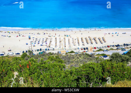 Une vue de dessus de la célèbre Plage de Myrtos sur Céphalonie, l'une des plus idylliques plages des îles grecques. Banque D'Images