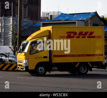 Le service de messagerie DHL van Japon Banque D'Images