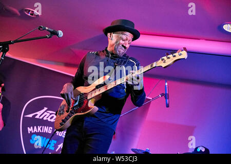 Marcus Miller semble promouvoir sa propre gamme de Sire basses à l'Harbour Hotel Guildford en partenariat avec musique Andertons. Connu sous le nom de la chèvre (plus grand de tous les temps), Marcus a joué de la basse électrique d'abord en tant que musicien de studio dans un style jazz-funk puis avec Miles Davis à partir de 2002 et a collaboré sur des albums 'Tutu', 'Amandla' et 'Siesta'. Il a aussi écrit pour Luther Vandross, Dave Sanborn, Donald Fagen. Deux fois lauréat du prix Grammy, en 2013 il a été nommé Artiste de l'UNESCO pour la paix. Il est aussi un producteur, arrangeur et compositeur. Le plus notable de ses propres albums sont 'The Sun Don't Lie' et 'Tales'. Banque D'Images