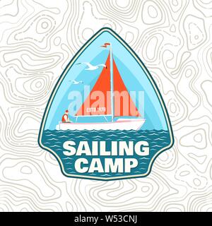 Patch camp de voile. Vector illustration. Concept pour chemise, imprimer, stamp ou tee. Typographie vintage avec l'homme dans la conception de voiliers silhouette. La voile sur le bateau. L'aventure de l'océan. L'eau classique sport. Illustration de Vecteur