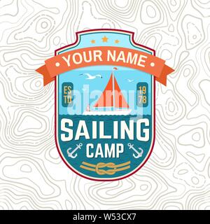 Patch camp de voile. Vector illustration. Concept pour chemise, imprimer, stamp ou tee. Typographie vintage avec l'homme dans la conception de voiliers silhouette. La voile sur le bateau. L'aventure de l'océan. L'eau classique sport. Illustration de Vecteur