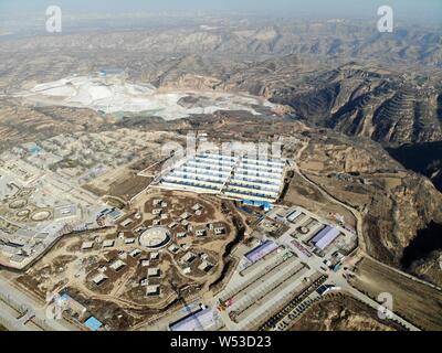 Vue aérienne de l'habitat troglodytique complexe dans la forme de schéma de Bagua en construction à Shanzhou Sanmenxia city, District dans le centre de la Chine est d'Héna Banque D'Images