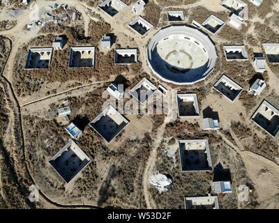 Vue aérienne de l'habitat troglodytique complexe dans la forme de schéma de Bagua en construction à Shanzhou Sanmenxia city, District dans le centre de la Chine est d'Héna Banque D'Images