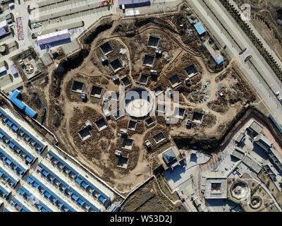 Vue aérienne de l'habitat troglodytique complexe dans la forme de schéma de Bagua en construction à Shanzhou Sanmenxia city, District dans le centre de la Chine est d'Héna Banque D'Images