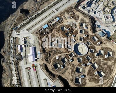 Vue aérienne de l'habitat troglodytique complexe dans la forme de schéma de Bagua en construction à Shanzhou Sanmenxia city, District dans le centre de la Chine est d'Héna Banque D'Images