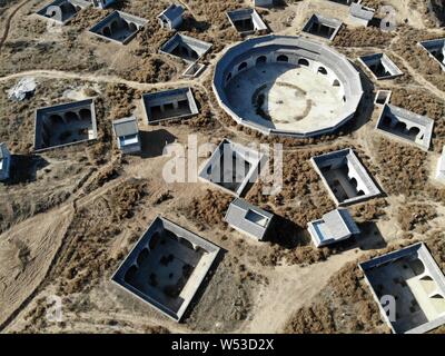 Vue aérienne de l'habitat troglodytique complexe dans la forme de schéma de Bagua en construction à Shanzhou Sanmenxia city, District dans le centre de la Chine est d'Héna Banque D'Images