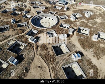 Vue aérienne de l'habitat troglodytique complexe dans la forme de schéma de Bagua en construction à Shanzhou Sanmenxia city, District dans le centre de la Chine est d'Héna Banque D'Images