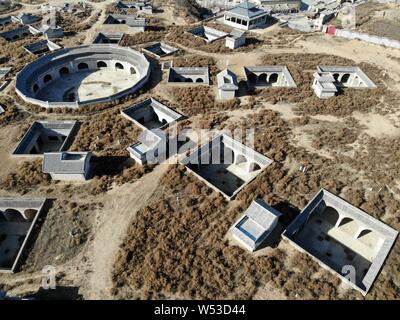 Vue aérienne de l'habitat troglodytique complexe dans la forme de schéma de Bagua en construction à Shanzhou Sanmenxia city, District dans le centre de la Chine est d'Héna Banque D'Images