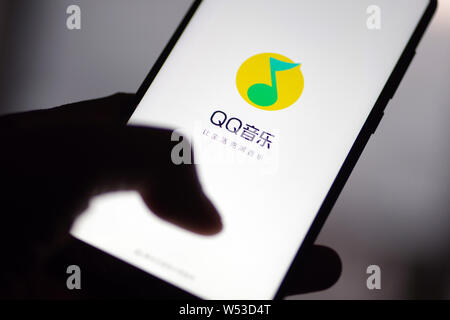Un résident chinois utilise l'app de musique de Tencent QQ Music Entertainment Group (TME) sur son smartphone en Jinan City, Shandong, Chine orientale provinc Banque D'Images