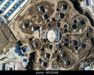 Vue aérienne de l'habitat troglodytique complexe dans la forme de schéma de Bagua en construction à Shanzhou Sanmenxia city, District dans le centre de la Chine est d'Héna Banque D'Images