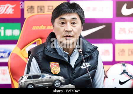 L'entraîneur-chef Jia Xiuquan chinois de l'équipe nationale de football de la femme participe à une conférence de presse pour l'équipe CFA China International femmes Football Tour Banque D'Images