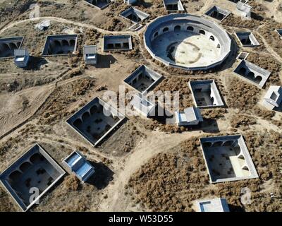 Vue aérienne de l'habitat troglodytique complexe dans la forme de schéma de Bagua en construction à Shanzhou Sanmenxia city, District dans le centre de la Chine est d'Héna Banque D'Images