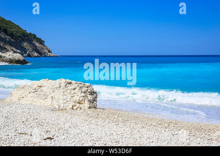 Célèbre Plage de Myrtos sur l'île de Céphalonie, l'une des plus belles plages de Grèce. Banque D'Images