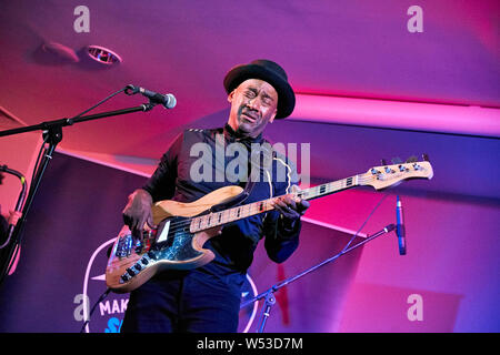 Marcus Miller semble promouvoir sa propre gamme de Sire basses à l'Harbour Hotel Guildford en partenariat avec musique Andertons. Connu sous le nom de la chèvre (plus grand de tous les temps), Marcus a joué de la basse électrique d'abord en tant que musicien de studio dans un style jazz-funk puis avec Miles Davis à partir de 2002 et a collaboré sur des albums 'Tutu', 'Amandla' et 'Siesta'. Il a aussi écrit pour Luther Vandross, Dave Sanborn, Donald Fagen. Deux fois lauréat du prix Grammy, en 2013 il a été nommé Artiste de l'UNESCO pour la paix. Il est aussi un producteur, arrangeur et compositeur. Le plus notable de ses propres albums sont 'The Sun Don't Lie' et 'Tales'. Banque D'Images