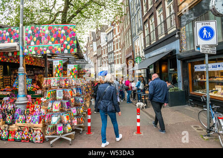 Les clients au marché aux fleurs flottant à Amsterdam, Hollande. Banque D'Images