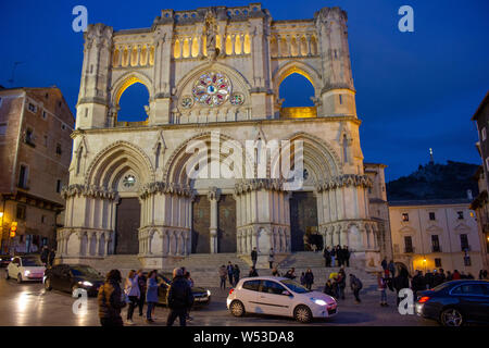 26 mars 2016 - Cuenca, Espagne : Cuenca Cathedral la nuit, avec un bel éclairage. Le bâtiment est un des premiers exemples de l'arc gothique Banque D'Images