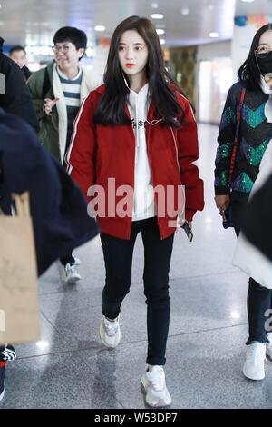 L'actrice chinoise Ju Jingyi arrive à l'Aéroport International de Pékin à Beijing, Chine, 1 janvier 2019. Banque D'Images